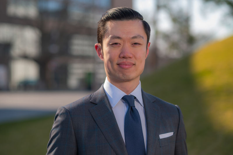 Prof. Dr. Chengguang Li is standing on TUM Campus Heilbronn wearing a grey-blue suit, a light blue shirt and a blue tie.suit 